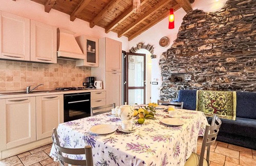 Valloria House | Beautiful apartment in villa for 8 people with WIFI, TV, patio, pets allowed and parking