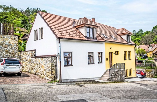 Cesky Krumlov Apartment | Beautiful apartment for 5 people with WIFI, patio, pets allowed and parking