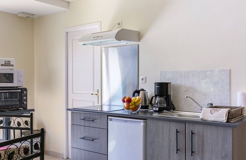 Plougonvelin Apartment | Beautiful apartment for 2 people with WIFI, TV, patio, pets allowed and parking