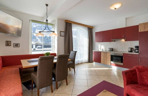 Stumm Apartment | Beautiful apartment for 10 people with WIFI, pool, TV, terrace, pets allowed and parking