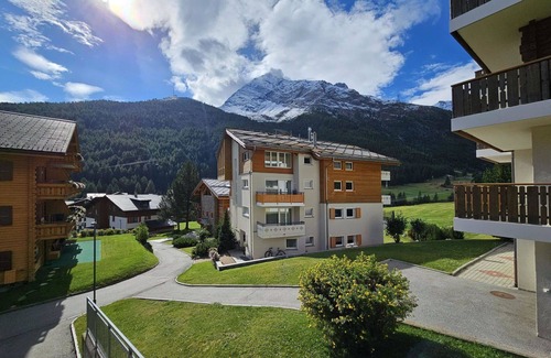 Saas-Fee Apartment | Beautiful apartment for 6 people with WIFI, hot tub, TV, balcony and pets allowed