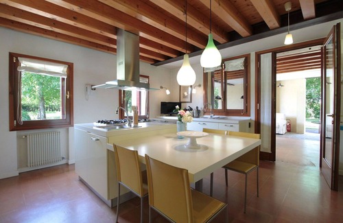 Silea House | Beautiful apartment in villa for 4 people with WIFI, A/C, pool, patio and parking