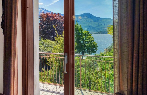 Gera Lario Apartment | Beautiful apartment for 4 people with WIFI, TV, patio, pets allowed and parking