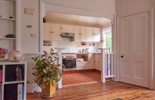 Hazelbrook Cottage | Beautiful Architecturally Designed Cottage in Blue Mountains w/Valley Views