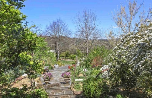 Hazelbrook Cottage | Beautiful Architecturally Designed Cottage in Blue Mountains w/Valley Views