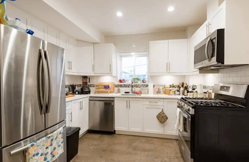 East Side House | Beautiful Artsy 3-bedroom Vancouver House, near Commercial Drive-Trout Lake!