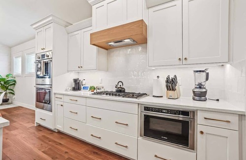 Meridian House | Beautiful Brick Bungalow Private 4 Bedroom Home