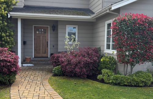 Burlingame House | Beautiful Burlingame cul du sac home borders Washington Park, walk downtown