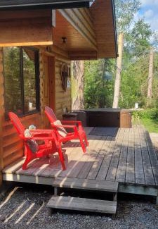 East Kootenay Ski Chalet | Beautiful Cabin near Radium Hot Springs with private hot tub