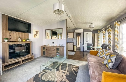 Swalecliffe House | Beautiful caravan at Seaview Holiday Park in Kent ref 47028PB