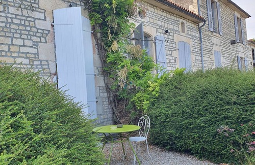 Auchay-sur-Vendee Bed & Breakfast | Beautiful chambre d'hote in a bucolic setting with private terrace & heated pool