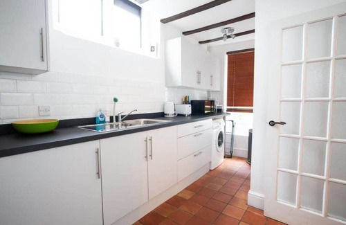 Montpellier House | Beautiful Cheltenham Townhouse, Private Parking