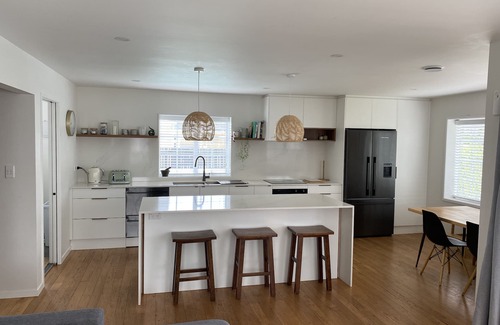Red Beach House | Beautiful coastal Bungalow, 200m flat walk to the beach