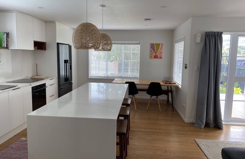 Red Beach House | Beautiful coastal Bungalow, 200m flat walk to the beach