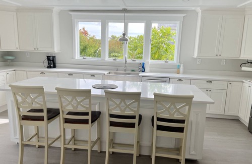 Wakefield House | Beautiful condo next to commuter rail into Boston