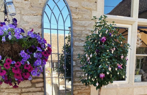 Bibury Cottage | Beautiful Cotswold Cottage in Bibury with walled large private garden