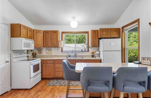 Eureka Cottage | Beautiful Cottage on Large one Acre Private Lot