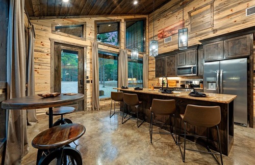 Pickens Cabin | Beautiful Couples Cabin nestled in the woods