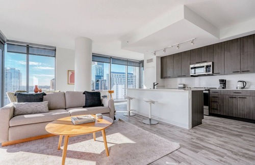 Waller Creek District Apartment | Beautiful Downtown 2BR w/Lounge, Deck, W/D & Pool, by Blueground