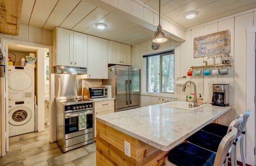 Tahoe Pines Cabin | Beautiful family and dog-friendly cabin with gas fireplace, puzzles & games