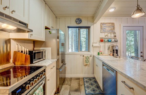 Tahoe Pines Cabin | Beautiful family and dog-friendly cabin with gas fireplace, puzzles & games