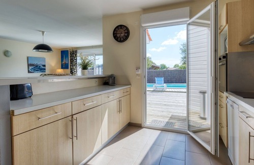 Vensac Villa | Beautiful private villa for 8 guests with private pool, WIFI, TV, terrace, pets allowed and park.