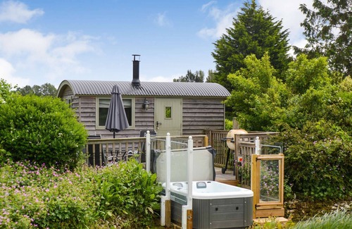 Badlesmere Cabin | Beautiful Glamping Hut in stunning rural location with Exclusive Hot Tub