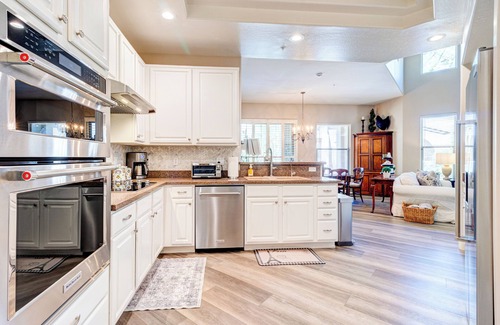 Talon Retreat House | Beautiful Guard Gated Townhome - Seasonal Monthly Rates Available!