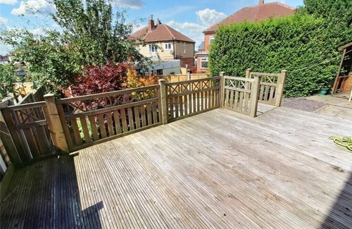 Chapeltown Apartment | Beautiful Hawkhill 3 bed sleeps 5 Parking & Garden
