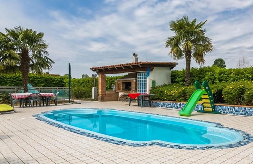 Pagnano Villa | Beautiful holiday home in Zelarino with pool