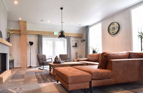 Heino House | Beautiful Holiday Home in Heino with Swimming Pool