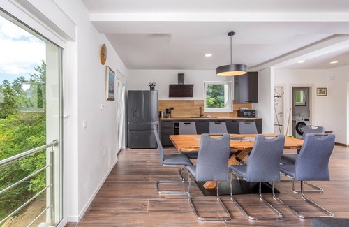 Sarsoni House | Beautiful home in Rukavac with WiFi