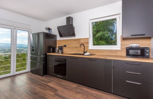 Sarsoni House | Beautiful home in Rukavac with WiFi
