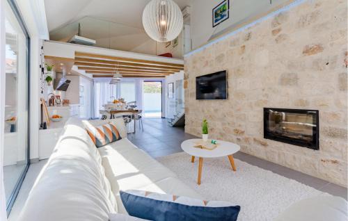 Sutivan House | Beautiful Home In Sutivan With Wifi