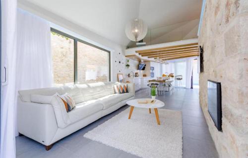 Sutivan House | Beautiful Home In Sutivan With Wifi