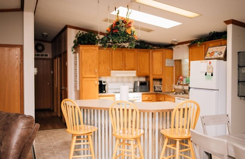 Darwin House | Beautiful Home on Lake Washington - Pontoon Included with Rental!