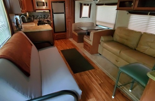 Darwin House | Beautiful Home on Lake Washington - Pontoon Included with Rental!