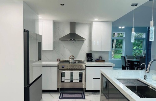 Naples House | Beautiful home w/Pool & soaker tub!