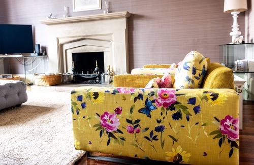 Morningside House | Beautiful King En-Suite Private Bedroom in a Gorgeous Victorian House