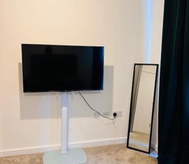 South Hornchurch House | Beautiful King Sized En-suite Room - Anderson Home