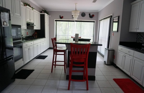 Forest Park House | Beautiful lake Home approx 10 minutes from ATL Intl Airport-20 min Domestic Term