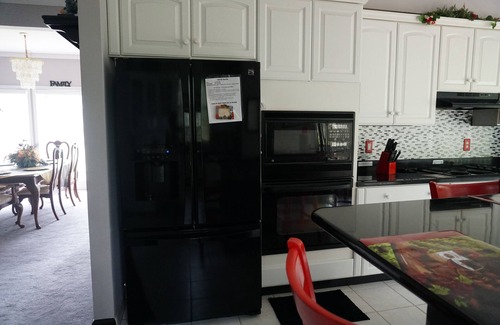 Forest Park House | Beautiful lake Home approx 10 minutes from ATL Intl Airport-20 min Domestic Term