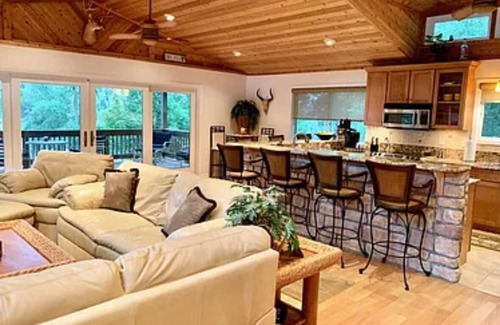 Pomona Park House | Beautiful Lake House house in charming Pomona Park with WiFi, AC