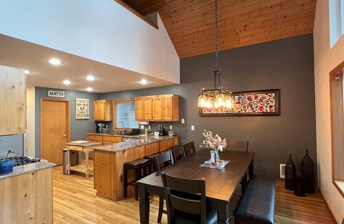 Lake Roesiger House | Beautiful lakefront Casa del Lago on Lake Roesiger