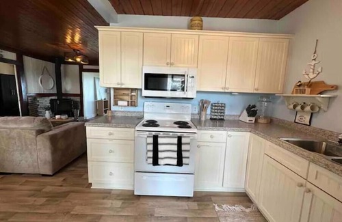 Leamington Cottage | Beautiful Lakefront Cottage near Point Pelee with Hot Tub and Bunkie