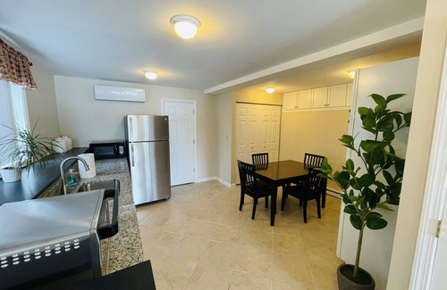 Montville House | Beautiful lakefront retreat just 15 mins to casino