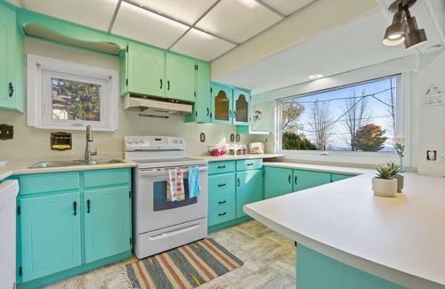 Ajax Cottage | Beautiful Lakeview Cottage on the Beach