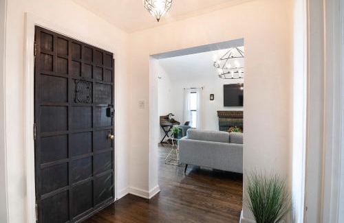 Pico - Robertson Villa | Beautiful Large 3 Bedroom 2 Bath Plus Pool and Jacuzzi