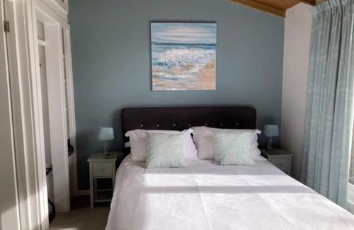 Shute Ski Chalet | Beautiful Lodge for 4 with Hot TubNr Lyme Regis