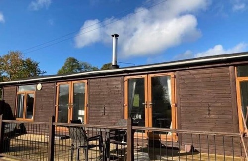 Shute Ski Chalet | Beautiful Lodge for 4 with Hot TubNr Lyme Regis